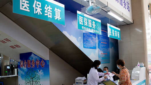 35%回扣比例背后的腐败链条:医药商业贿赂的运作机理与治理路径深度解析 新闻 35%回扣比例背后的腐败链条:医药商业贿赂的运作机理与治理路径深度解析 新闻