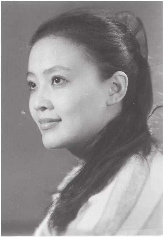  【深度复盘】从25亿身价到资产法拍：一位餐饮女王的商业败局全记录 企业服务