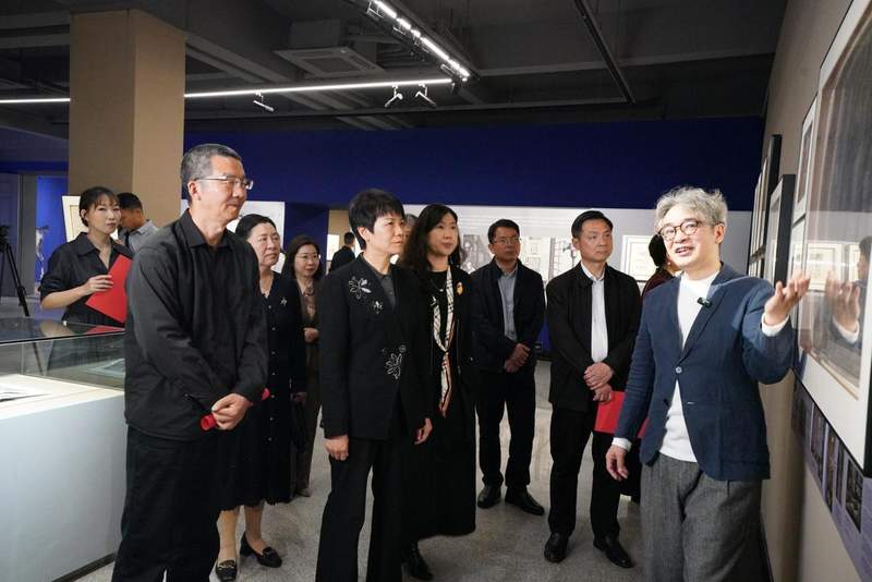 那个在画展里站了三个小时的老师,让我重新理解了“看见”这件事 文化旅游 那个在画展里站了三个小时的老师,让我重新理解了“看见”这件事 文化旅游
